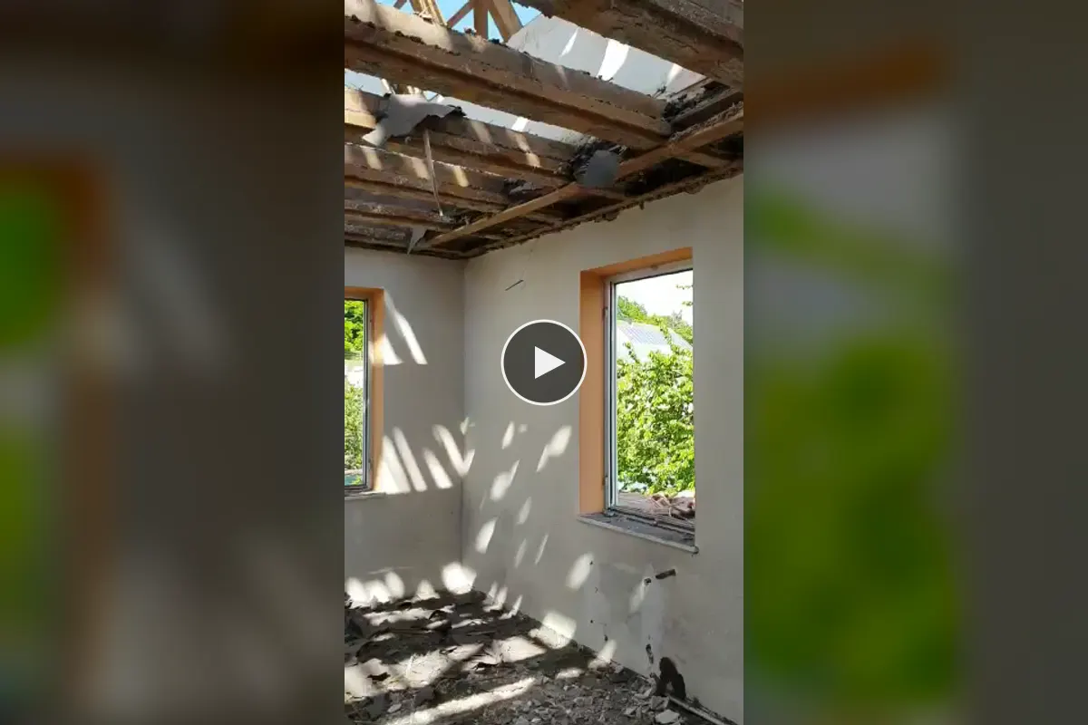 Altbausanierung in Ansbach — Standbild aus dem Projektvideo: entkernter Raum mit offenem Dachstuhl