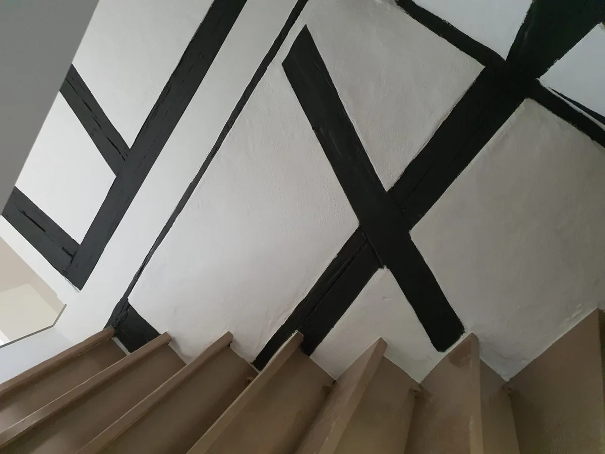 Restaurierte Treppe mit freigelegtem Fachwerk