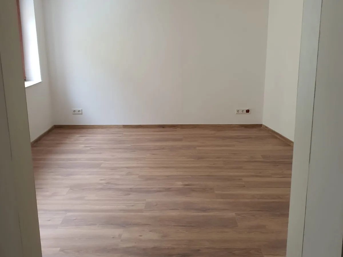 Sanierter Wohnraum mit neuem Bodenbelag
