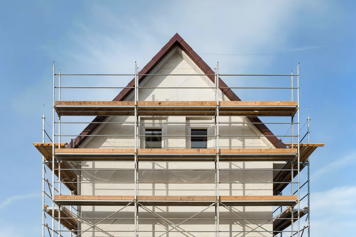 Wohnhausgiebel mit Fassadengerüst für Putzarbeiten