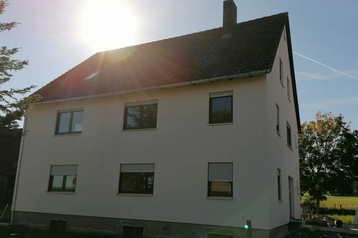 Fertig gedämmtes und verputztes Wohnhaus